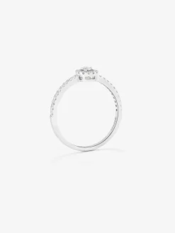 Anillo de oro blanco de 18K con diamante central en talla brillante en talla brillante de 0,06 cts y orla y brazo de 33 diamantes en talla brillante con un total de 0,18 cts