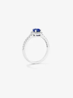 Anillo de oro blanco de 18K con zafiro azul en talla pera de 4,17 cts y 34 diamantes en talla brillante con un total de 0,63 cts