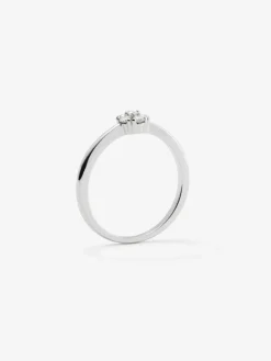 Anillo de oro blanco de 18K con roseta de 6 diamantes en talla brillante con un total de 0,17 cts