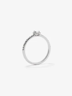 Anillo de oro blanco de 18K con diamante central en talla brillante de 0,1 cts y 28 diamantes en talla brillante con un total de 0,2 cts