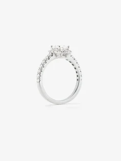 Anillo de oro blanco de 18K con diamante en talla oval de 1,03 cts y 30 diamantes en talla brillante con un total de 0,43 cts