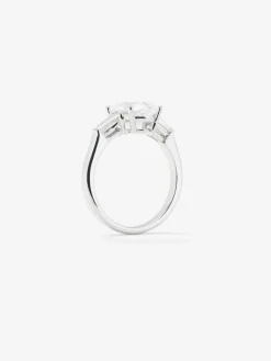 Anillo de oro blanco de 18K con diamante en talla oval de 3,01 cts y 2 diamantes en talla trapecio con un total de 0,49 cts