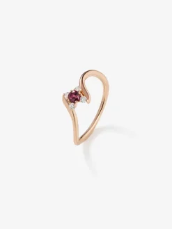 Anillo de oro rosa de 18K con rub&iacute; en talla brillante de 0,14 y 4 diamantes en talla brillante con un total de 0,08 cts