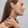 Anillo de oro rosa de 18K con ónix de 5,06 cts, 18 diamantes blancos en talla brillante con un total de 0,18 cts y 50 diamantes negros en talla brillante con un total de 0,42 cts