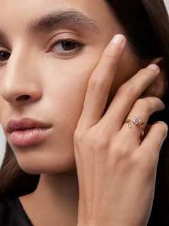 Anillo de oro rosa de 18K con 9 zafiros rosas, verdes y azules en talla brillante y marquise con un total de 0,55 cts