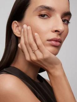 Anillo de oro rosa de 18K con 12 zafiros multicolor en talla brillante con un total de 0,26 cts y 22 diamantes en talla brillante con un total de 0,1 cts