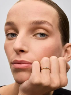 Anillo de oro rosa de 18K con 3 diamantes en talla brillante con un total de 0,11 cts