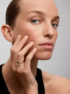 Anillo de oro rosa de 18K con amatista verde en talla esmeralda de 4,25 cts y 14 diamantes en talla brillante con un total de 0,32 cts