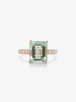 Anillo de oro rosa de 18K con amatista verde en talla esmeralda de 4,25 cts y 14 diamantes en talla brillante con un total de 0,32 cts