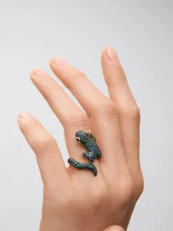 Anillo de oro rosa de 18K con 79 tsavoritas en talla brillante con un total de 1,35 cts y 81 zafiros azules en talla brillante con un total de 1,35 cts con forma de salamandra