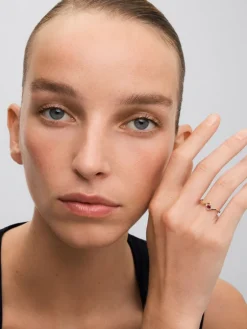 Anillo de oro rosa de 18K con rub&iacute; en talla brillante de 0,14 y 4 diamantes en talla brillante con un total de 0,08 cts