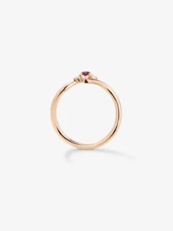 Anillo de oro rosa de 18K con rub&iacute; en talla brillante de 0,14 y 4 diamantes en talla brillante con un total de 0,08 cts
