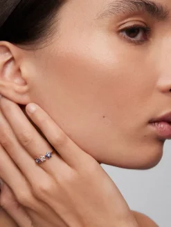 Anillo de oro rosa de 18kt con diamante y zafiros