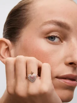 Anillo de oro rosa y blanco de 18K con 9 zafiros rosas en talla brillante con un total de 0,1 cts, 46 diamantes en talla brillante con un total de 0,17 cts y  40 diamantes marrones en talla brillante con un total de 0,17 cts