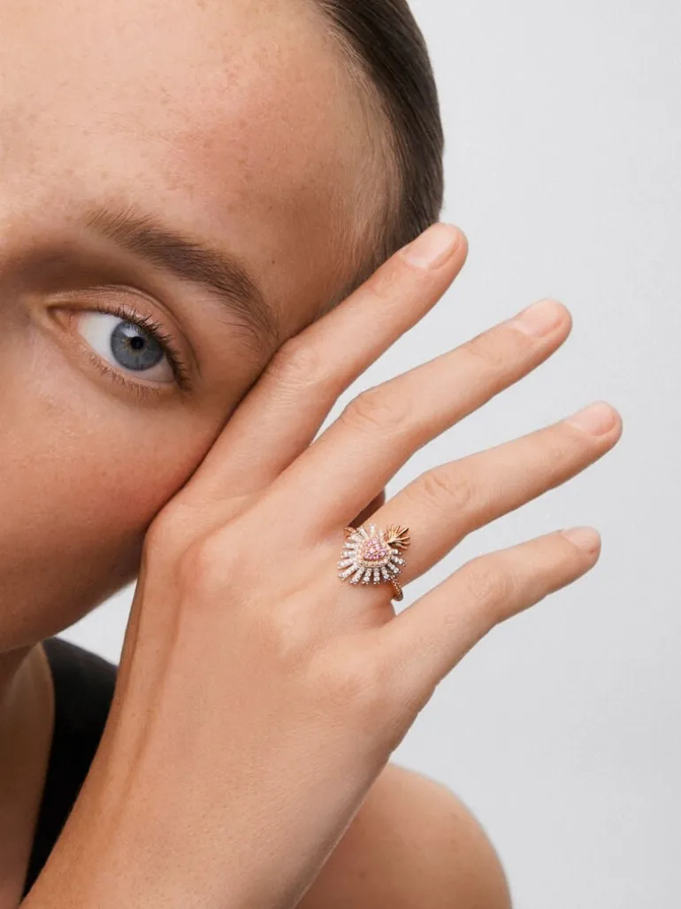 Anillo de oro rosa y blanco de 18K con 9 zafiros rosas en talla brillante con un total de 0,1 cts, 46 diamantes en talla brillante con un total de 0,17 cts y 40 diamantes marrones en talla brillante con un total de 0,17 cts