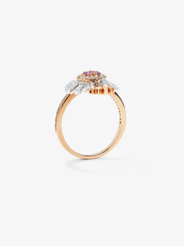 Anillo de oro rosa y blanco de 18K con 9 zafiros rosas en talla brillante con un total de 0,1 cts, 46 diamantes en talla brillante con un total de 0,17 cts y 40 diamantes marrones en talla brillante con un total de 0,17 cts