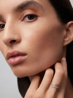 Anillo de oro rosa y oro blanco de 18kt con diamantes y zafiros