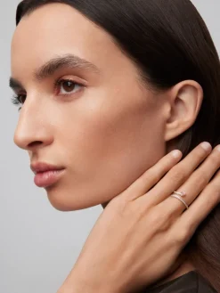 Anillo de oro rosa y oro blanco de 18kt con diamantes y zafiros