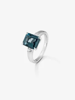 Anillo de plata 925 con topacio azul london en talla esmeralda de 3,74 cts y 2 diamantes en talla brillante con un total de 0,09 cts