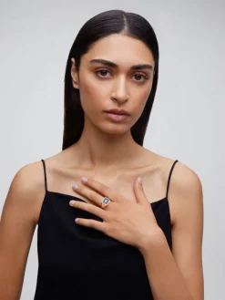Anillo de sello grande de oro amarillo de 18K con ónix negro y diamante de 0,17 cts