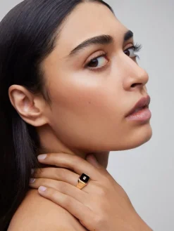 Anillo de sello grande de oro amarillo de 18K con ónix negro y diamante de 0,17 cts