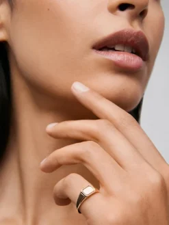 Anillo de sello peque&ntilde;o de oro amarillo de 18K