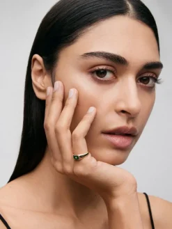 Anillo de sello peque&ntilde;o de oro amarillo de 18K con malaquita verde de 0,2 cts y diamante en talla brillante de 0,01 cts