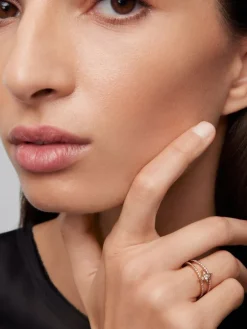 Anillo doble de oro rosa de 18K con estrella y 49 diamantes en talla brillante con un total de 0,29 cts