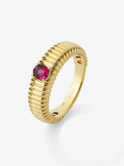 Anillo gallonado de oro amarillo de 18K con rub&iacute; en talla oval