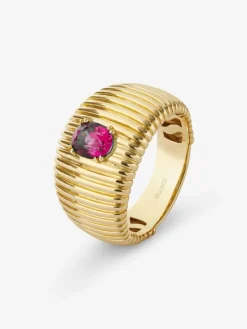 Anillo gallonado de oro amarillo de 18K con rub&iacute; en talla oval