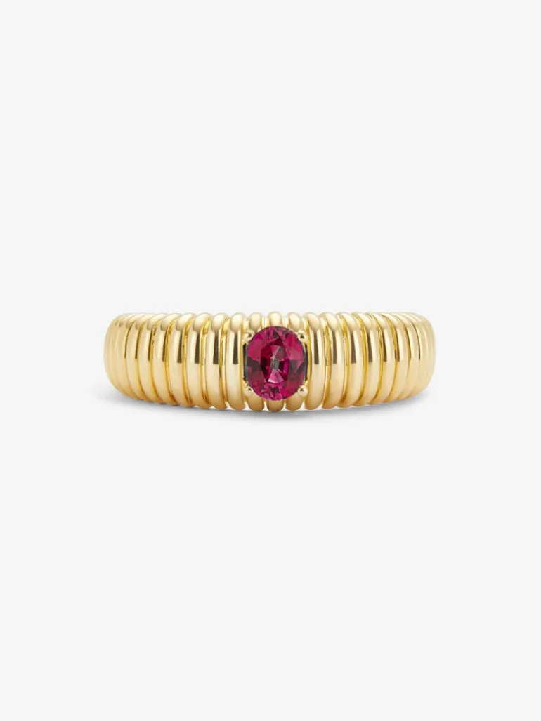 Anillo gallonado de oro amarillo de 18K con rubí en talla oval