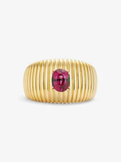 Anillo gallonado de oro amarillo de 18K con rub&iacute; en talla oval