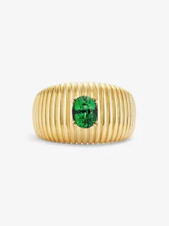 Anillo gallonado de oro amarillo de 18K con esmeralda en talla oval