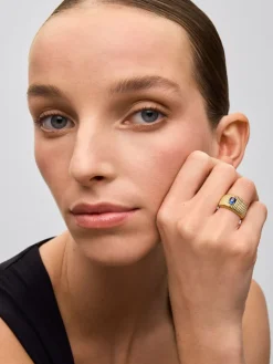 Anillo gallonado de oro amarillo de 18K con zafiro azul en talla oval