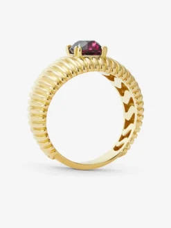 Anillo gallonado de oro amarillo de 18K con rub&iacute; en talla oval