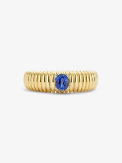Anillo gallonado de oro amarillo de 18K con zafiro en talla oval