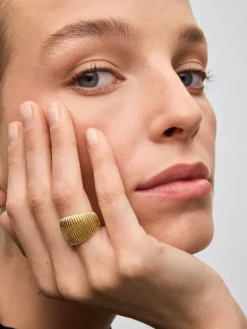 Anillo gallonado de oro amarillo de 18k