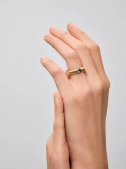 Anillo gallonado de oro amarillo de 18K con zafiro en talla oval