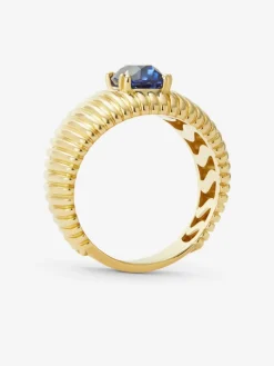 Anillo gallonado de oro amarillo de 18K con zafiro azul en talla oval