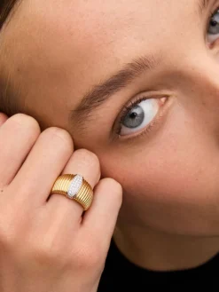 Anillo gallonado de oro blanco y amarillo de 18K con pavé de diamantes en talla brillante con un total de 0,19 cts