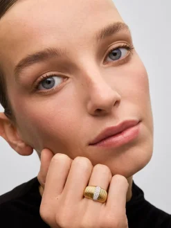 Anillo gallonado de oro blanco y amarillo de 18K con pavé de diamantes en talla brillante con un total de 0,19 cts