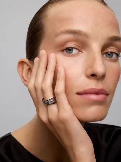 Anillo multibrazo cruzado de plata 925 con espinelas negras en talla brillante