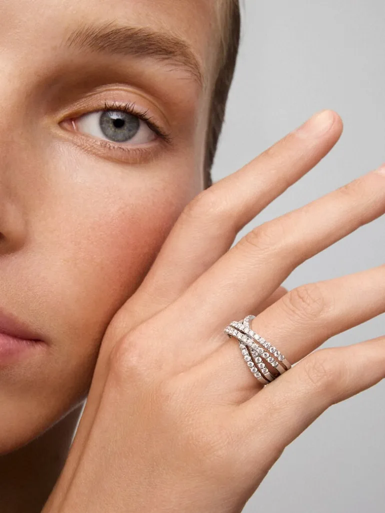 Anillo multibrazo cruzado de oro blanco de 18K con 52 diamantes en talla brillante con un total de 1,12 cts