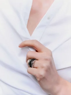 Anillo multibrazo cruzado de plata 925 con 97 espinelas negras en talla brillante
