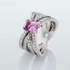 Anillo multibrazo de oro blanco de 18K con zafiro rosa en talla octogonal de 1,62 cts y diamantes en talla brillante con un total de 1,11 cts
