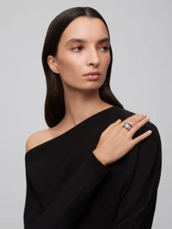 Anillo multibrazo de oro blanco de 18K con 111 diamantes blancos en talla brillante con un total de 2,67 cts y 74 diamantes negros en talla brillante con un total de 1,15 cts