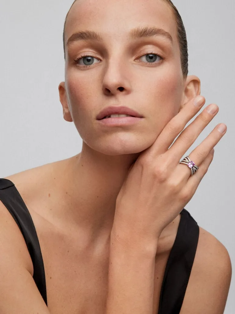 Anillo multibrazo de oro blanco de 18K con zafiro rosa en talla octogonal de 1,62 cts y diamantes en talla brillante con un total de 1,11 cts