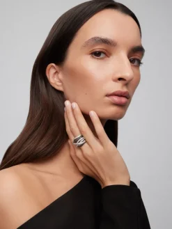 Anillo multibrazo de oro blanco de 18K con 111 diamantes blancos en talla brillante con un total de 2,67 cts y 74 diamantes negros en talla brillante con un total de 1,15 cts