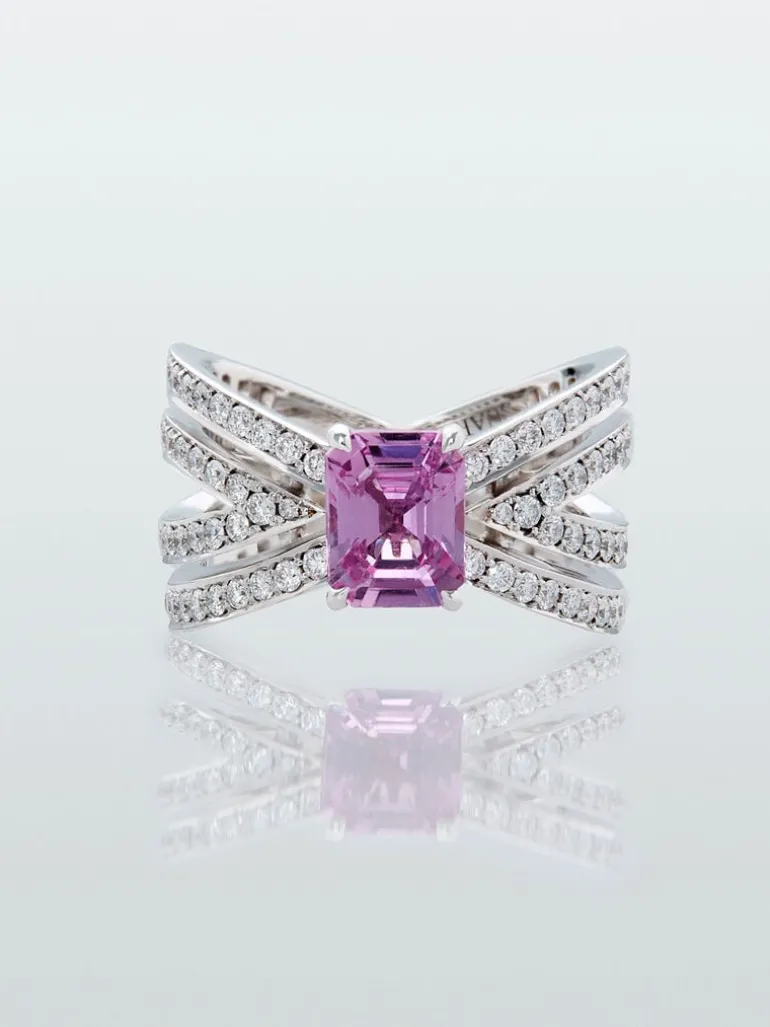 Anillo multibrazo de oro blanco de 18K con zafiro rosa en talla octogonal de 1,62 cts y diamantes en talla brillante con un total de 1,11 cts