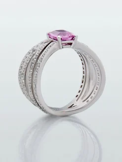 Anillo multibrazo de oro blanco de 18K con zafiro rosa en talla octogonal de 1,62 cts y diamantes en talla brillante con un total de 1,11 cts